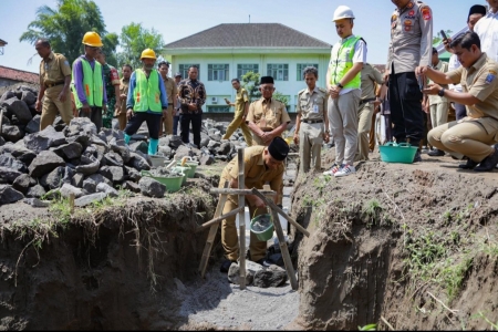 Peletakan Batu Pertama Pembangunan Gedung Serbaguna Kalurahan Purwomartani, Bupati Sleman Dorong Lurah Lakukan Pengawasan