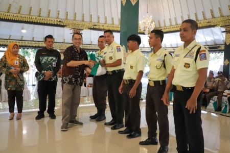 Pemkab Sleman Serahkan Bantuan 641 Paket Sembako untuk Petugas Keamanan dan Petugas Kebersihan