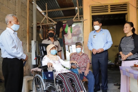 Kursi Roda Wujud Kehadiran Kabupaten Sleman Danang Maharsa Serahkan Bantuan 