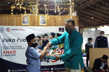 Forum Komunikasi Aktivis Masjid Yogyakarta Berbagi Bingkisan Untuk Anak Yatim Juga Buka Bersama 
