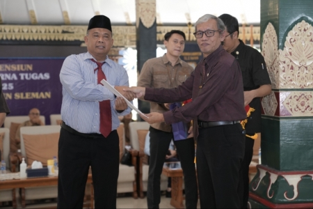 232 Calon Purna Tugas PNS Sleman Terima SK Pensiun