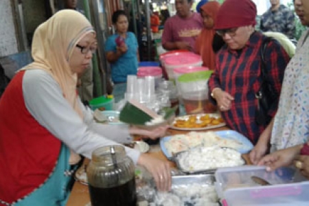 Berburu Makanan “Kicak “Khas  Pasar Tiban Ramadhan Di Kauman Yogyakarta