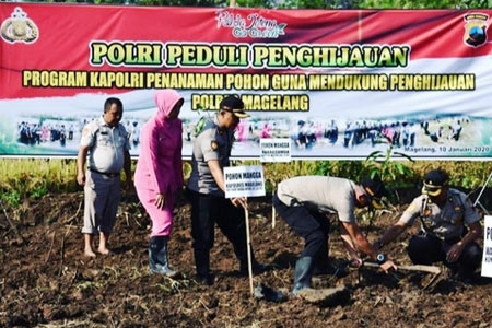 Kapolres Magelang AKBP Pungky Bhuana Santoso Hijaukan Daerah Dengan Tanam Pohon