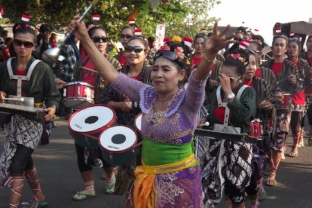 Karnaval HUT RI 70 Kecamatan NGlipar Meriah "Banyak Bregodo Jadi Tontonan 