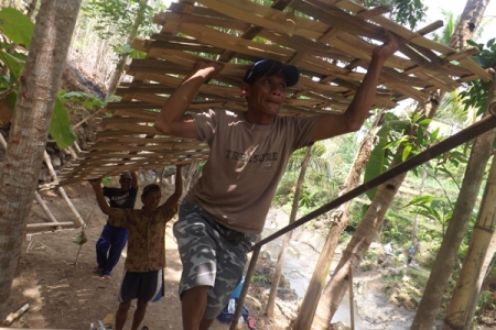 Sambut tamu hash horries pengusaha jogja warga desa wisata pucung rejo giat kerja bakti