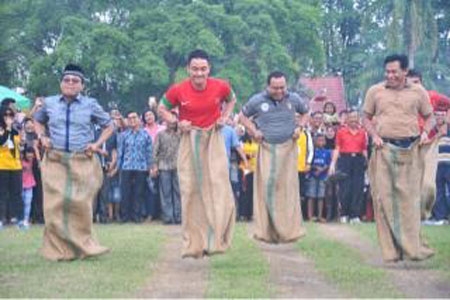 Gubernur Jambi Meriahkan HUT RI Ke-71 Ikut Lomba Balap Karung.