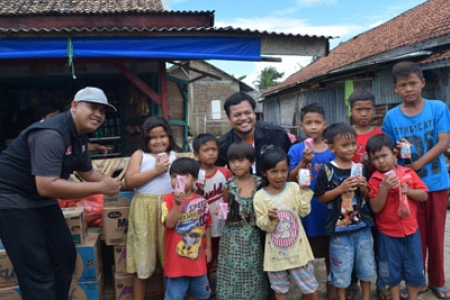 Warga Kampung Teluk Banten Heppy Terima Droping Bantuan Kemanuasiaan Warga Jogja