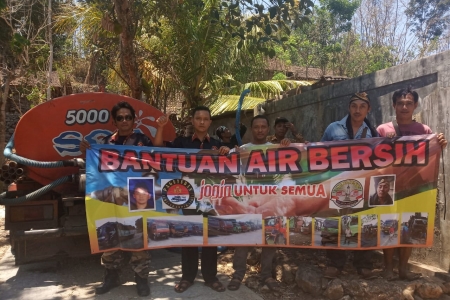 Komunitas Sopir Truck Jogja Berbagi Air Bersih Di Gunungkidul