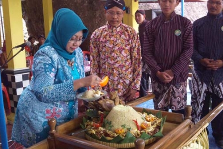 Turis asing saksikan potong tumpeng di gunung apipurba