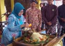 Turis asing saksikan potong tumpeng…