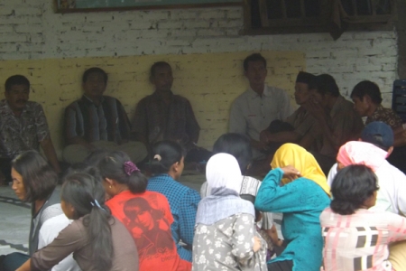 Lurah Desa Bunder Patuk di Sidang Warga Padukuhan Kemuning "terkait PNPM Mandiri