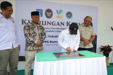 Menko PM RI Resmikan Dapur SPPG Bumdes Tridadi Sleman