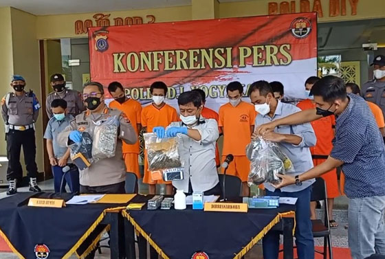 Polda DIY Gelar Kasus  Peredaran Ganja  Lintas Provinsi 9  Tersangka Dijebloskan Ke Panjara