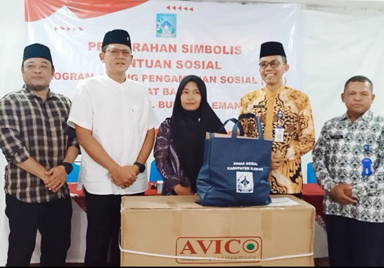 Wabup Sleman Menyerahan Bantuan Kursi Roda Sosial Program Jaring Pengamanan Sosial