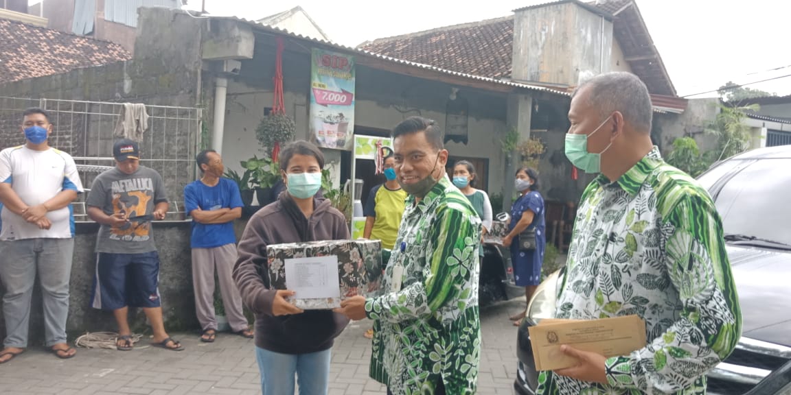 Terdampak Puting Beliung Pemerintah Condongcatur Bagikan Bantuan