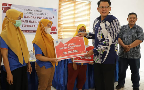 WAKIL BUPATI SLEMAN SERAHKAN BLT DBHCHT BAGI PEKERJA PABRIK ROKOK