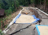 Jalan Aspal Ambles 30 Meter Di…