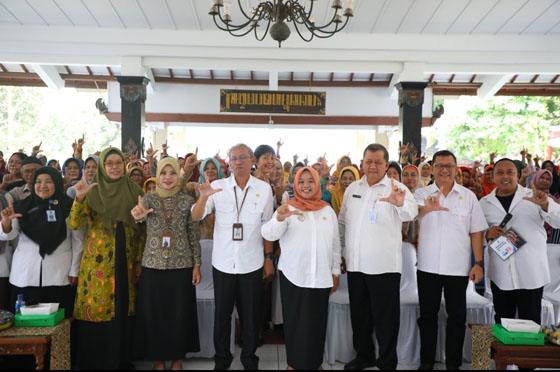 Bupati mengajak lansia dan keluarganya untuk mendaftarkan diri pada program JKN. 