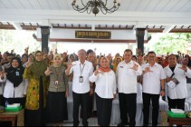 Bupati mengajak lansia dan keluarganya…
