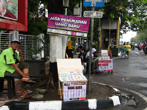  PENDAPATAN PENJUAL JASA  PENUKARAN UANG  BARU MENURUN 2016