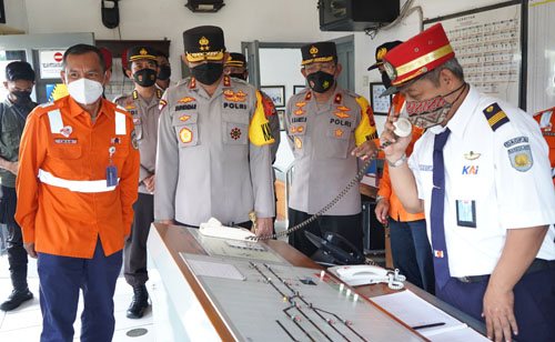 Kapolda DIY Tinjau Langsung Pengecekan Jalur Mudik Stasiun Tugu Yogyakarta. 