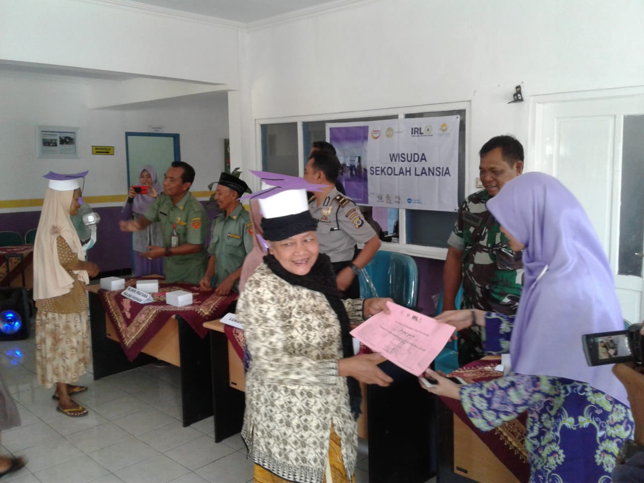 Mahasiswa Di Wisuda Hal Biasa Tapi Lansia Di Wisuda Apa Prodinya ?  
