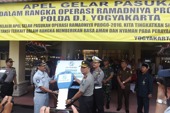 Jasa Raharja Berikan Bantuan Mobil Ambulan Ke Polda DIY