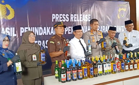 POLRES SLEMAN LAKUKAN PEMUSNAHAN 4.127 BOTOL MIRAS DAN 110 LITER MIRAS OPLOSAN