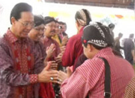 Masyarakat DIY Berduyun Duyun  Syawalan di Kepatihan 
