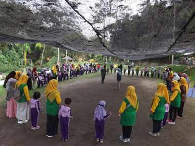 Jalin Kekompakan Guru, Siswa dan Wali, TK ABA Among Putro Gelar Family Gathering  Dengan  Outbond 