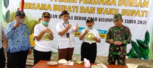 Sambil Icip Icip Durian Bupati…