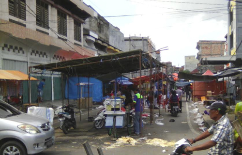 Ramadan 2016 Berakhir  Lapak Pasar Malam Kuala Tungkal Dibongkar 