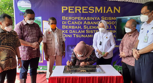 SHELTER CANDI ABANG DAN JARINGAN SEISMOGRAF BMKG DETEKSI GEMPA