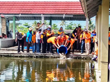 Kadis Perikanan dan Kelautan Jateng bersama Sekda Magelang melepas maskot ikan lele