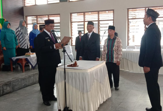 Lurah Tirtomulyo Kretek Lantik Dukuh Plesan Serahkan SK 2 Staf Honorer