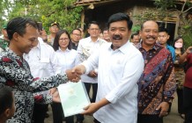 MENTERI ATR/BPN SERAHKAN SERIFIKAT…