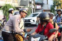 Polresta Banyuwangi Bagikan Cokelat…