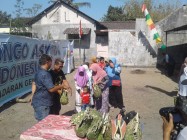 Para santri menerima ayam berina