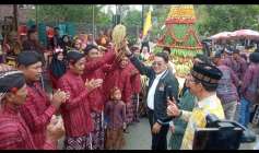 Gunungan Buah dan Bergodo Ramaikan…