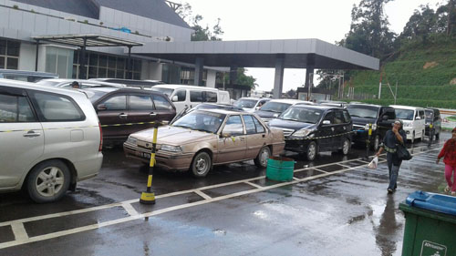 Masyarakat Entikong Kalimantan Balaikarangan Belanja  Sembako  di Malaysia