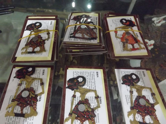 Wayang mahnet  jadi sauvenir cantik untulk mengenal  wayang kulit