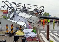 Baliho Besar Tumbang Akibat Diterpa…
