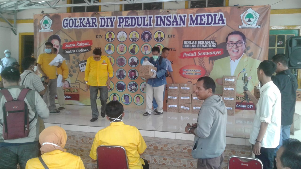 DPD Golkar DIY Peduli Awak Media Terkait Corona Bantu Paket Sembako 
