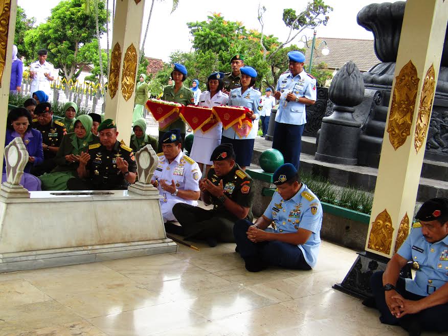  Hari TNI  KE 71  Ziarah  Dimakam Pangsar Sudirman Di Taman Makam Pahlawan 