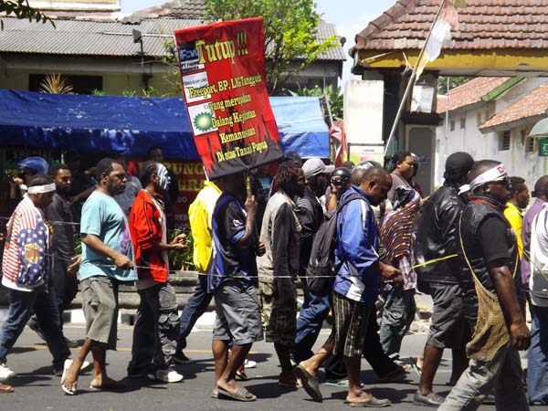 Demo Tolak Penambang Dengan Dalih  Normalisasi  Dengan Alat  Berat.