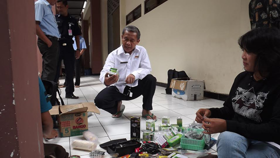 WAKIL BUPATI GUNUNGKIDUL BELI KACA MATA DI ASONGAN MERAKYAT ?
