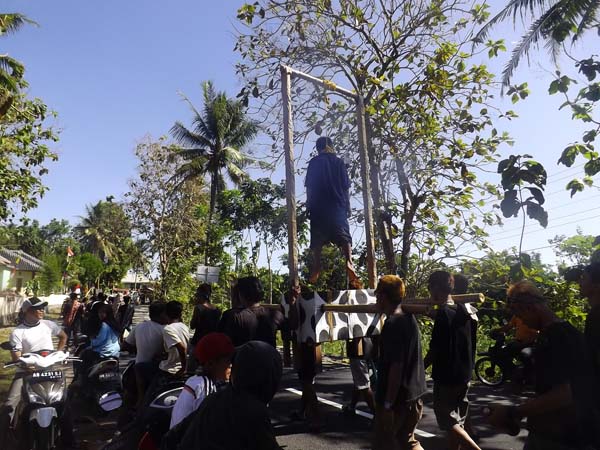 Pemuda ini di gantung dan Hiii...di arak keliling desa 