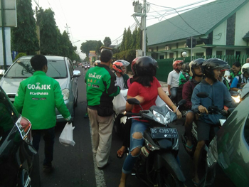 Berkah Ramadan Ojek  Jaket Hijau Bagi-Bagi Takjil Gratis 