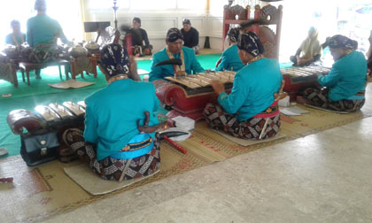 Prosesi sekaten  telur abang, kinang,pecut dan nasi gurih ada dalam tradisi  Sekaten.
