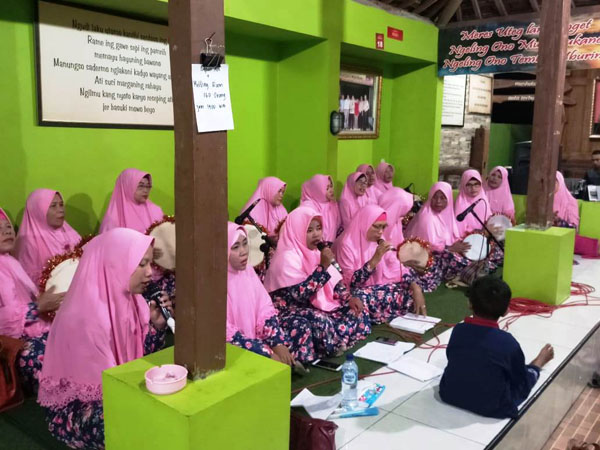 Pasukan Hadroh  Emak-Emak Berbah  Sleman Dukung Drs.Mujiyono MM Untuk Berkarya 